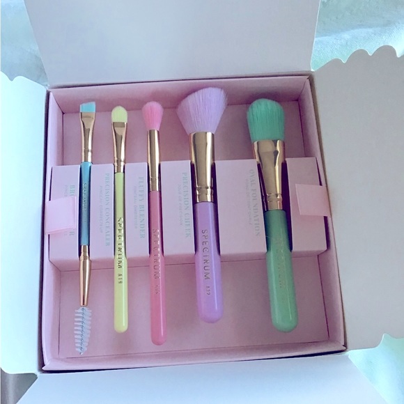 Patisserie Spectrum Limited box with 5 pastel brushes and macaron shaped sponges - Picture 2 of 5